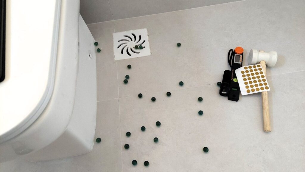 Teste com bolas de gude para caimento para o ralo do banheiro.